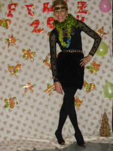 Vestido negro con plumaje en falda.