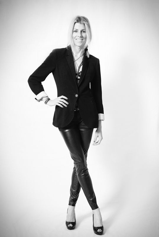 blazer negra y pantalon de cuero