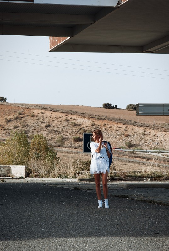 Look total white+ beisbolera+ sneaker diadora