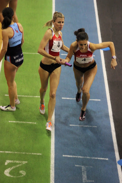 Anita y Eva psota de relevo pista cubierta